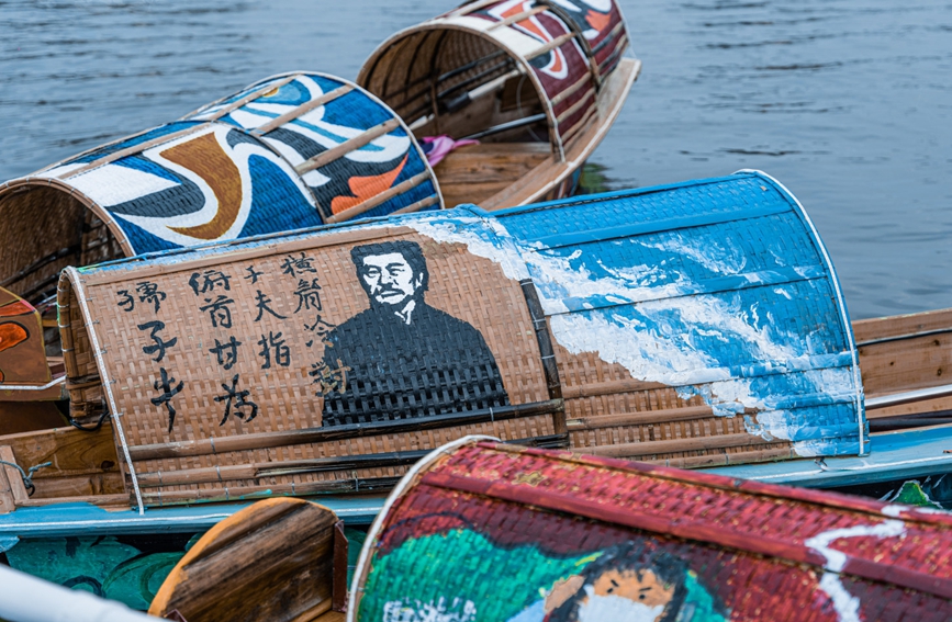 彩繪烏篷船。孫端街道供圖