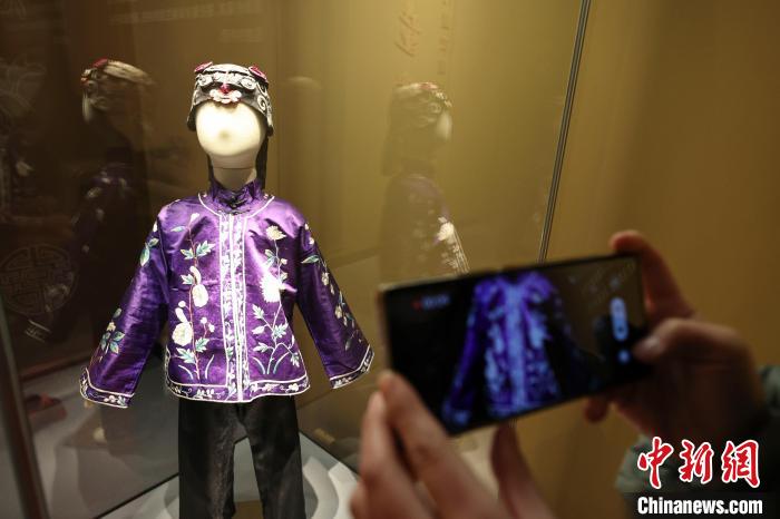 走進(jìn)展廳，一件寶藍(lán)色的繡花馬褂首先映入眼簾，吸引民眾駐足觀賞、拍照?！?jiān)?攝