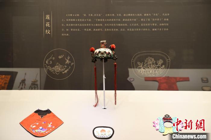 此次展覽精選45件館藏近代童服，品類涵蓋帽子、圍涎、肚兜、衣服、鞋等 張?jiān)?攝