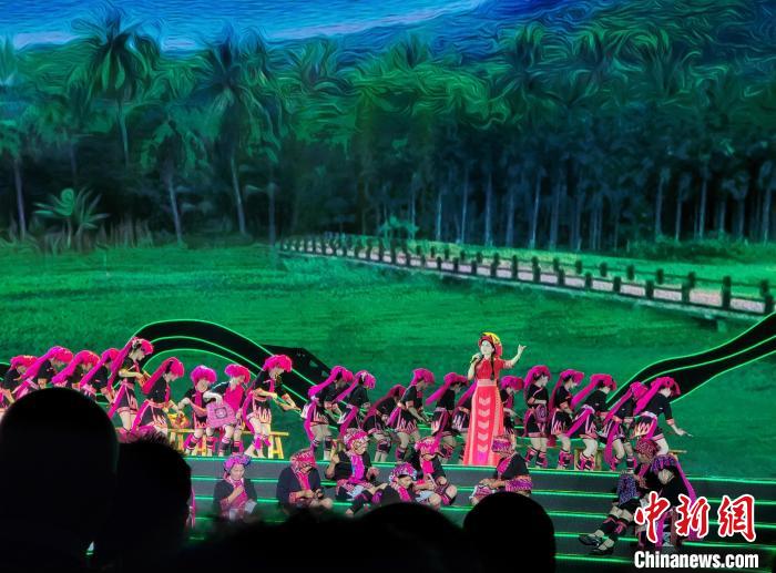 4月22日，2023年海南黎族苗族傳統(tǒng)節(jié)日“三月三”節(jié)慶活動(dòng)樂東主會(huì)場開幕式暨主題文藝晚會(huì)在樂東上演 王曉斌 攝