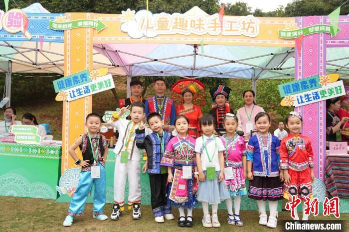 廣西依托“壯族三月三”民族傳統(tǒng)節(jié)日開展健康宣傳教育活動?！V西壯族自治區(qū)衛(wèi)生健康委員會供圖