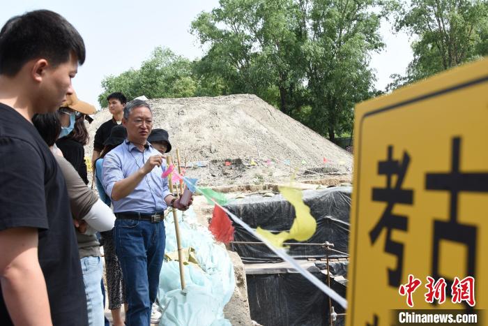 岳洪彬(右一)在講解宋國故城遺址考古情況。　王宇 攝