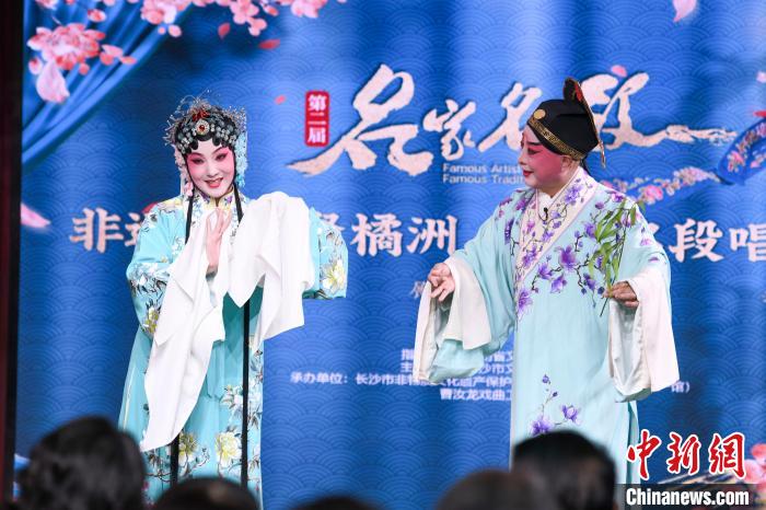劉娜與“梅花獎(jiǎng)”獲獎(jiǎng)?wù)邚埜还?右)為觀眾表演昆曲《牡丹亭 驚夢(mèng)》 楊華峰 攝