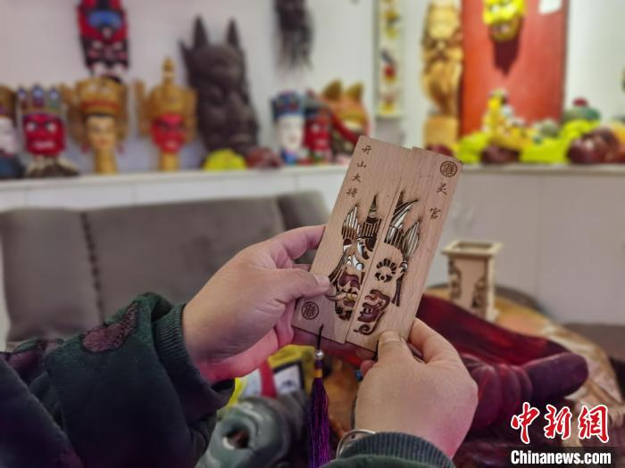 圖為楊云霞制作的儺面具元素書簽?！≈苎嗔?攝