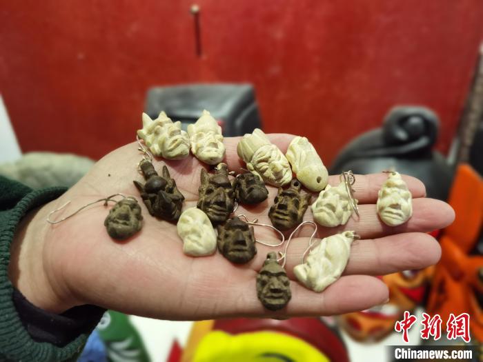 圖為楊云霞制作的儺面具耳環(huán)。　周燕玲 攝