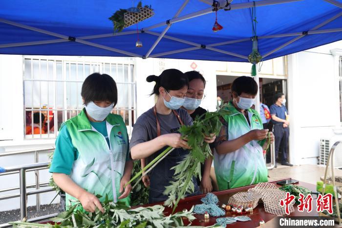 今年的龍舟賽設(shè)立非遺展臺(tái)。　盈浦街道供圖