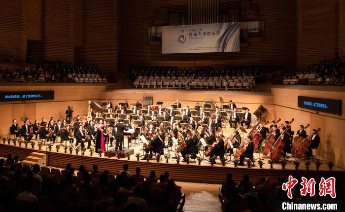 28日晚，作為“中銀之聲”首屆天津音樂節(jié)上的重點(diǎn)劇目，交響詩篇《長城》亮相天津大劇院。圖為演出現(xiàn)場?！⊥踉谟?攝