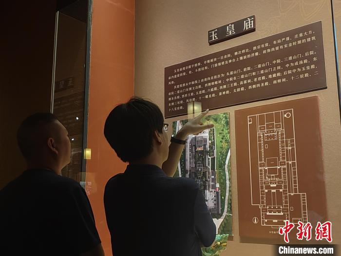 圖為游客正在觀展?！「哂昵?攝