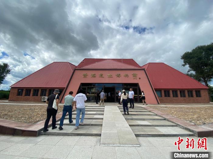 專家學(xué)者參觀查海遺址博物館?！∶狭钭?攝