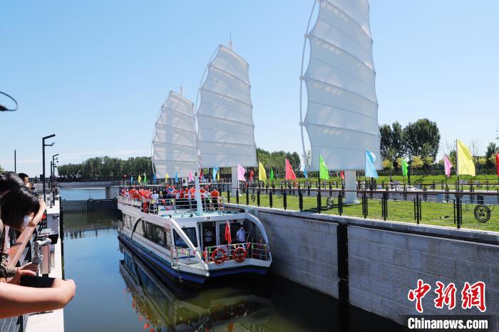 24日上午，京杭大運(yùn)河北京段、河北段聯(lián)合舉行京冀游船通航儀式?！”本┦兴畡?wù)局供圖