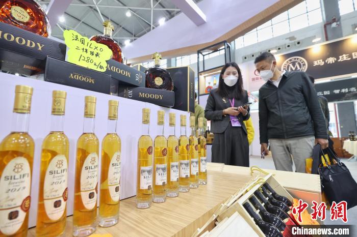 圖為酒博會現(xiàn)場?！■暮陚?攝