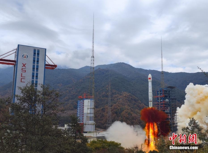 北京時間12月29日12時43分，我國在西昌衛(wèi)星發(fā)射中心使用長征三號乙運載火箭，成功將試驗十號02星發(fā)射升空，衛(wèi)星順利進入預定軌道，發(fā)射任務獲得圓滿成功，該衛(wèi)星主要用于空間環(huán)境監(jiān)測等新技術在軌驗證試驗。此次任務是長征系列運載火箭第458次飛行。胡煦劼 攝