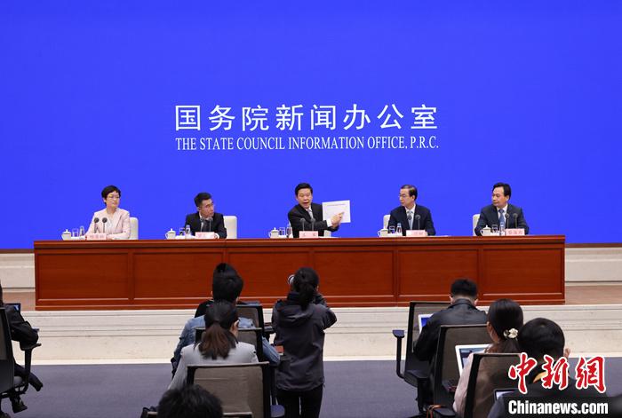 4月6日，中國國務院新聞辦公室在北京舉行“權威部門話開局”系列主題新聞發(fā)布會，國家稅務總局局長王軍、副局長王道樹、總會計師羅天舒、總審計師蔡自力介紹“更好發(fā)揮稅收職能作用 更優(yōu)服務經濟社會高質量發(fā)展”有關情況，并答記者問。 <a target='_blank' href='/'>中新社</a>記者 楊可佳 攝