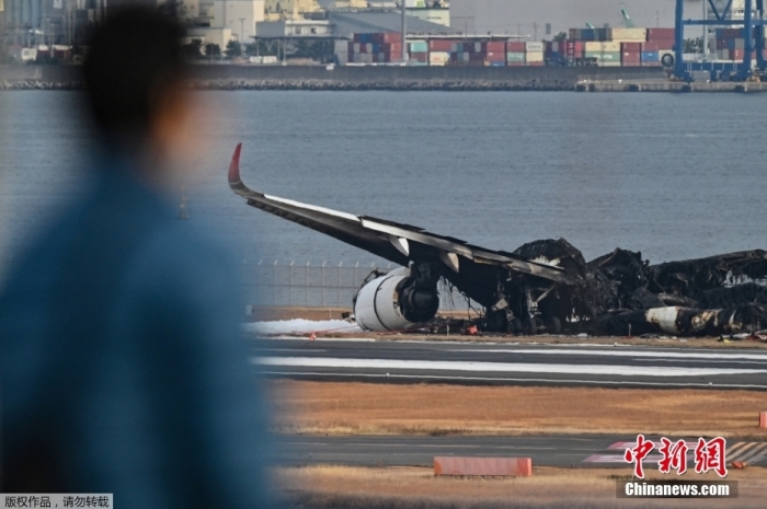 當(dāng)?shù)貢r(shí)間1月3日，日本東京羽田機(jī)場(chǎng)，圖為日本航空客機(jī)與海上保安廳的小型飛機(jī)相撞后的飛機(jī)殘骸。當(dāng)?shù)貢r(shí)間1月2日18時(shí)許，一架日航客機(jī)在東京羽田機(jī)場(chǎng)降落后與海上保安廳固定翼飛機(jī)相撞。據(jù)悉，該架運(yùn)輸機(jī)原計(jì)劃前往能登半島地震災(zāi)區(qū)運(yùn)送救援物資，機(jī)上6人有5人死亡，機(jī)長(zhǎng)重傷。