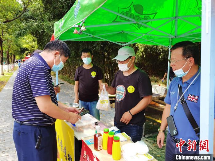 圖為武漢園博園全民練攤節(jié)“樂(lè)里集貿(mào)”活動(dòng)現(xiàn)場(chǎng)?！∥錆h市臺(tái)辦供圖