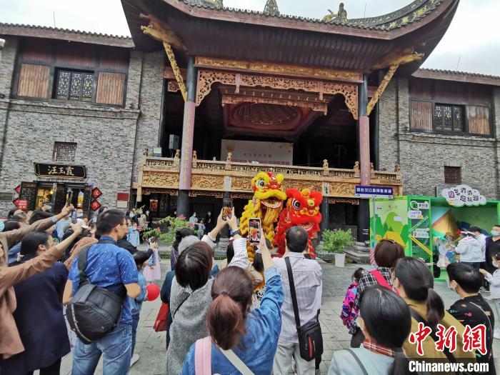 圖為武漢園博園全民練攤節(jié)“樂(lè)里集貿(mào)”活動(dòng)現(xiàn)場(chǎng)?！∥錆h市臺(tái)辦供圖