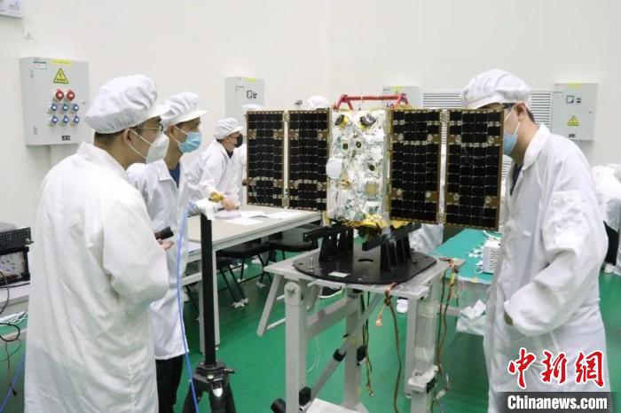 圖為大連1號(hào)—連理衛(wèi)星試驗(yàn)中。　大連理工大學(xué)供圖