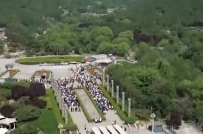 暑期旅游市场火爆 多地景区客流量保持高位运行