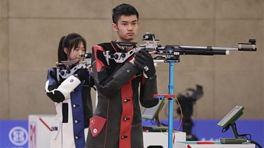 盛李豪/黄雨婷获得射击混合团体10米气步枪金牌