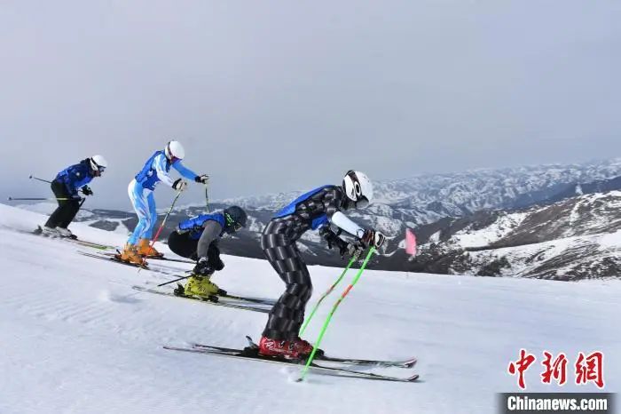 資料圖：滑雪愛好者在可可托海國(guó)際滑雪度假區(qū)體驗(yàn)滑雪。