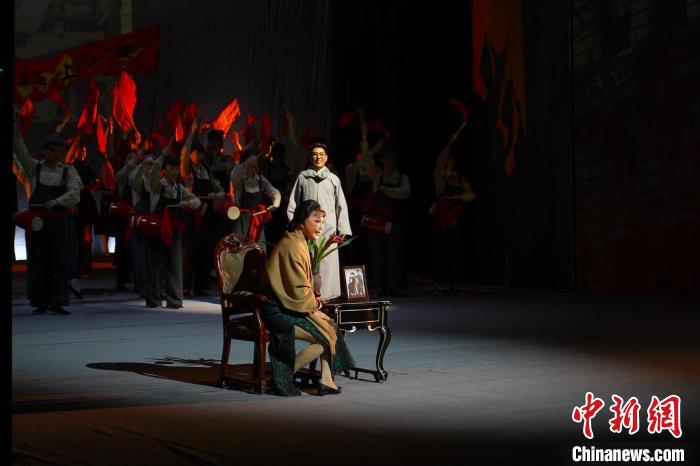 大型現(xiàn)代評劇《革命家庭》。　周孫榆 攝