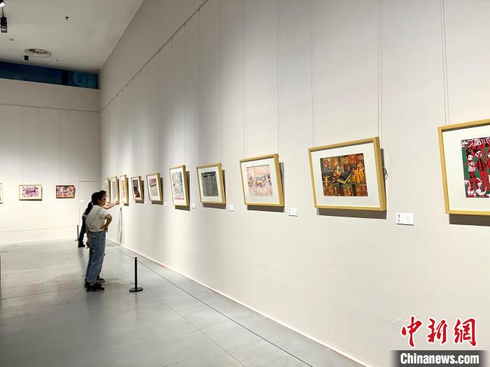 圖為首屆重慶市少兒美術(shù)大賽獲獎作品展吸引民眾參觀?！＄婌?攝