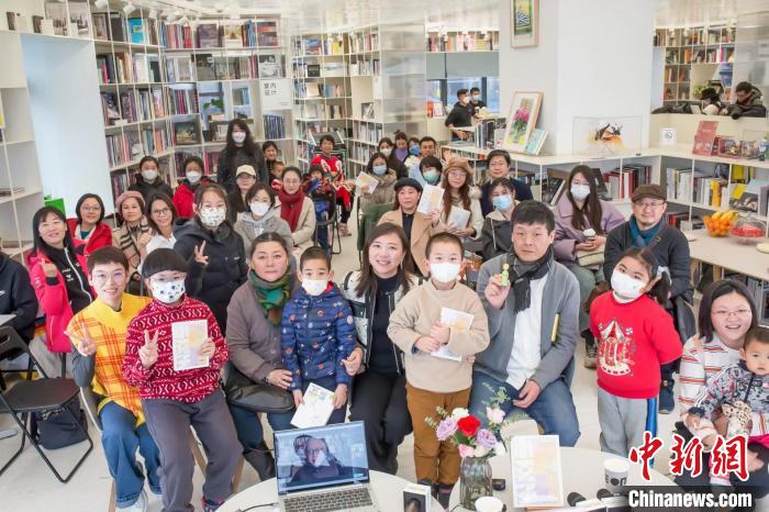 發(fā)布會現(xiàn)場嘉賓與讀者合影 接力出版社供圖