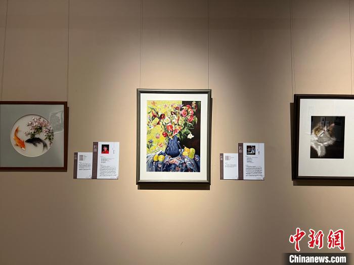 圖為現(xiàn)場(chǎng)展出的工藝美術(shù)大師及非遺代表性傳承人作品。　鐘旖 攝