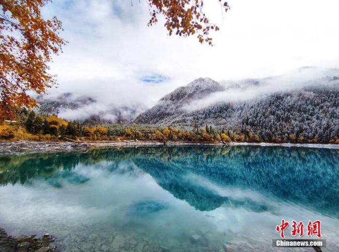資料圖：九寨溝景區(qū)雪景。 梁峰 攝