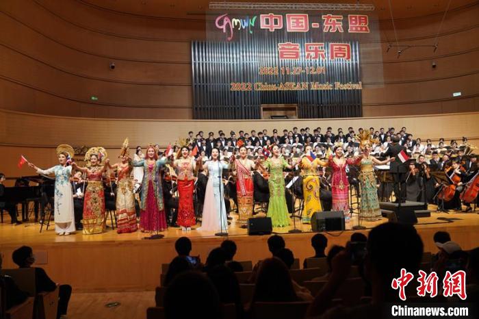 圖為開幕式演出現(xiàn)場 王猛 攝 圖為開幕式演出現(xiàn)場 王猛 攝