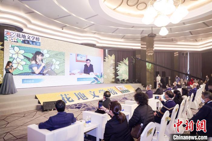 劉震云獲“2022花地文學(xué)榜”“年度致敬作家”