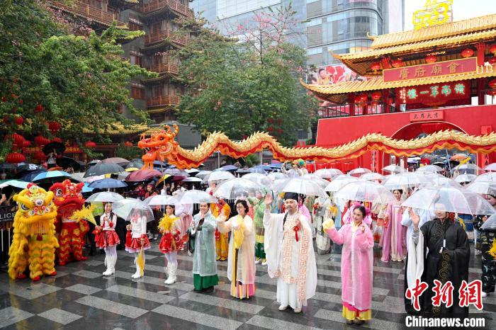 廣府廟會(huì)民俗文化巡游重回街頭 陳驥旻 攝 廣府廟會(huì)民俗文化巡游重回街頭 陳驥旻 攝
