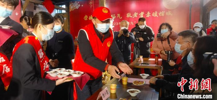 在2023年“拗九”論壇專場活動現(xiàn)場，參加活動的來賓品味獲贈的拗九粥。　洪濤 攝