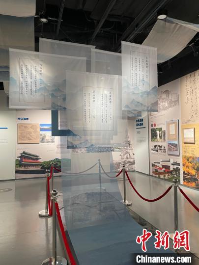 展覽圍繞“燕京八景”進(jìn)行創(chuàng)意布置 李雙南 攝 展覽圍繞“燕京八景”進(jìn)行創(chuàng)意布置 李雙南 攝