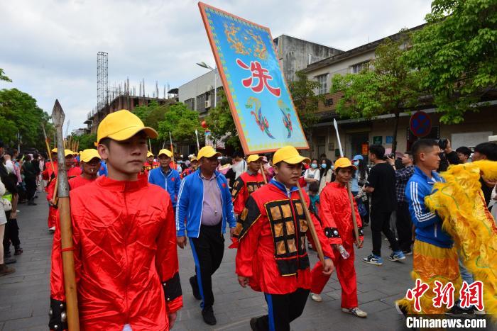 2月28日，?？谫蛉宋幕?jié)活動現(xiàn)場，村民“裝軍”巡游?！×栝?攝