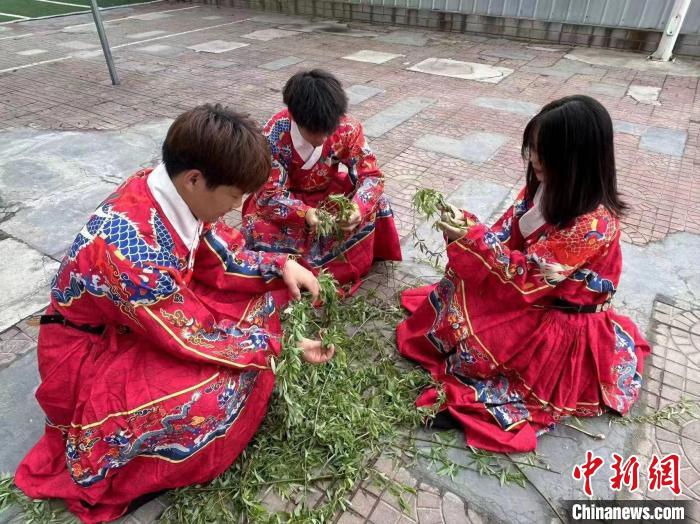 百廿學(xué)府山西大學(xué)學(xué)子“清明射柳”弘揚(yáng)中華傳統(tǒng)射藝文化