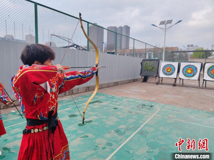 山西大學(xué)射藝傳承基地射箭場，學(xué)生開弓射箭?！」M成 攝
