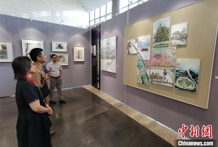 圖為觀眾參觀《邂逅八千里——中德藝術(shù)交流展》?！铌?攝