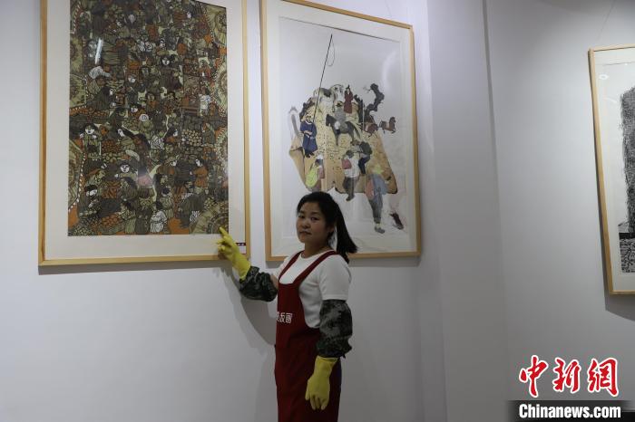 圖為王秀春和入選第十三屆全國美術(shù)作品《質(zhì)變》?！埩只?攝