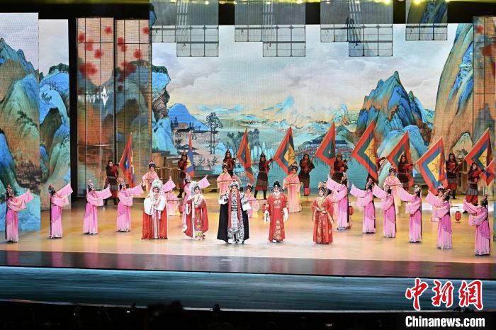 多位往屆梅花表演獎獲獎藝術家參與頒獎典禮的演出 陳驥旻 攝 多位往屆梅花表演獎獲獎藝術家參與頒獎典禮的演出 陳驥旻 攝