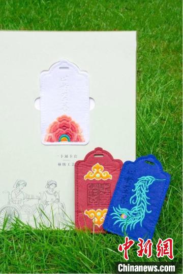 東南大學(xué)錄取通知書(shū)里的“彝繡”卡套 東南大學(xué)微信公眾號(hào)截圖 攝 東南大學(xué)錄取通知書(shū)里的“彝繡”卡套 東南大學(xué)微信公眾號(hào)截圖 攝
