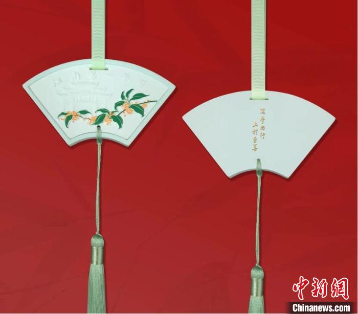 江南大學(xué)錄取通知書(shū)里的香牌 江南大學(xué)微信公眾號(hào)截圖 攝 江南大學(xué)錄取通知書(shū)里的香牌 江南大學(xué)微信公眾號(hào)截圖 攝