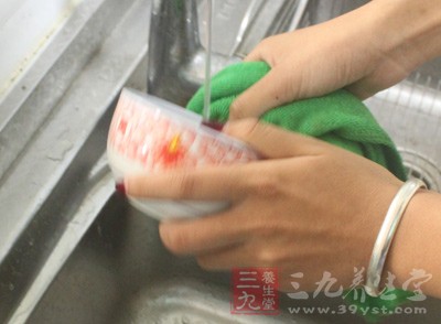 洗碗或洗菜時(shí)，雙腿稍稍用力，踮起腳尖