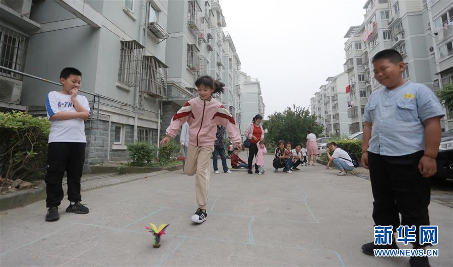 5月31日，在江蘇省揚州市廣陵區(qū)湯汪鄉(xiāng)杉灣花園社區(qū)，小朋友參加社區(qū)舉辦的趣味游戲活動。 “六一”國際兒童節(jié)臨近，各地舉行豐富多彩的活動，讓孩子們在歡樂中迎接自己的節(jié)日。 新華社發(fā)（孟德龍 攝）