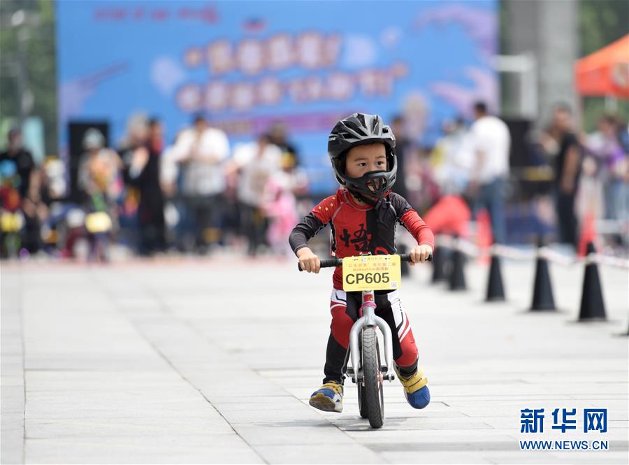 5月31日，一名小朋友在江蘇省淮安市舉辦的兒童滑步車騎行比賽中?！傲弧眹H兒童節(jié)臨近，各地舉行豐富多彩的活動，讓孩子們在歡樂中迎接自己的節(jié)日。 新華社發(fā)（賀敬華 攝）