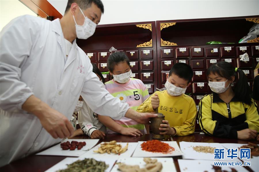 5月31日，小朋友在貴州省黔南布依族苗族自治州福泉市中醫(yī)醫(yī)院中藥房體驗搗藥。 新華社發(fā)（黃歡 攝）