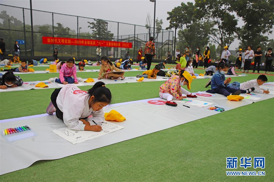 5月31日，在安徽省滁州市全椒縣南屏山森林公園，小朋友在繪畫比賽中創(chuàng)作。 新華社發(fā)（禹強云 攝）