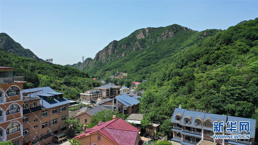 這是6月4日拍攝的天津市薊州區(qū)下營鎮(zhèn)常州村的農(nóng)家院（無人機照片）。 天津市薊州區(qū)下營鎮(zhèn)常州村村民以生態(tài)文明為理念，集資打造“歐式小鎮(zhèn)”，目前當?shù)孛磕杲哟慰?5萬多人，旅游綜合收入1.2億元，其中農(nóng)家院收入8100多萬元，走出了休閑農(nóng)業(yè)與鄉(xiāng)村旅游產(chǎn)業(yè)結(jié)合的鄉(xiāng)村振興之路。 新華社記者 馬平 攝