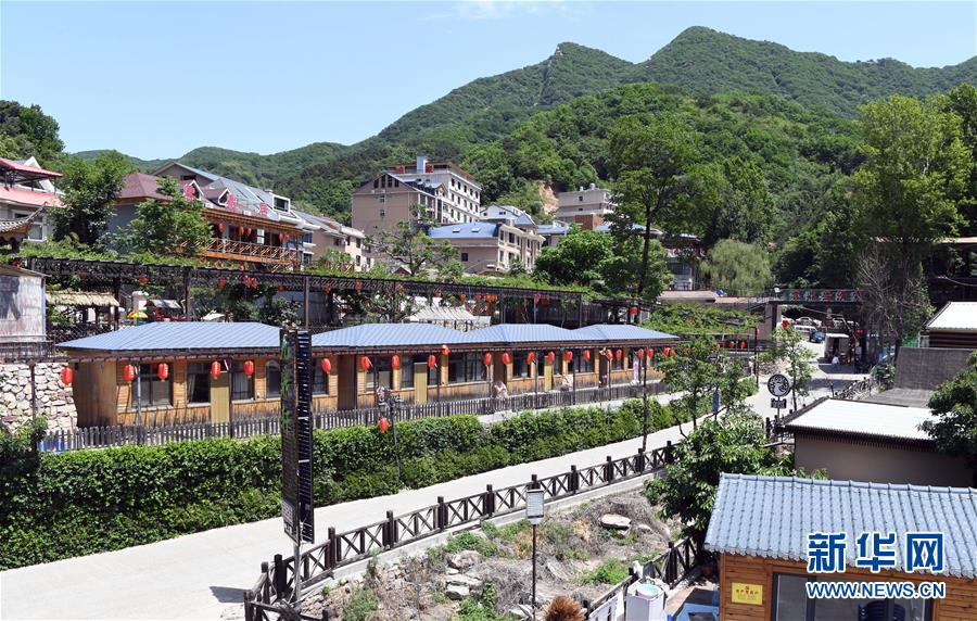 這是6月4日拍攝的天津市薊州區(qū)下營鎮(zhèn)常州村的農(nóng)家院。 天津市薊州區(qū)下營鎮(zhèn)常州村村民以生態(tài)文明為理念，集資打造“歐式小鎮(zhèn)”，目前當?shù)孛磕杲哟慰?5萬多人，旅游綜合收入1.2億元，其中農(nóng)家院收入8100多萬元，走出了休閑農(nóng)業(yè)與鄉(xiāng)村旅游產(chǎn)業(yè)結(jié)合的鄉(xiāng)村振興之路。 新華社記者 馬平 攝
