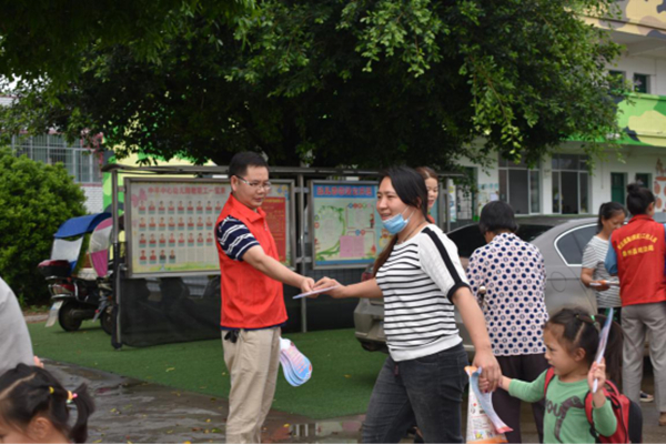 （刪去梧州市市稿中兩張圖片中間的文字）廣西各地開展“六一”反邪教宣傳活動(dòng)1229